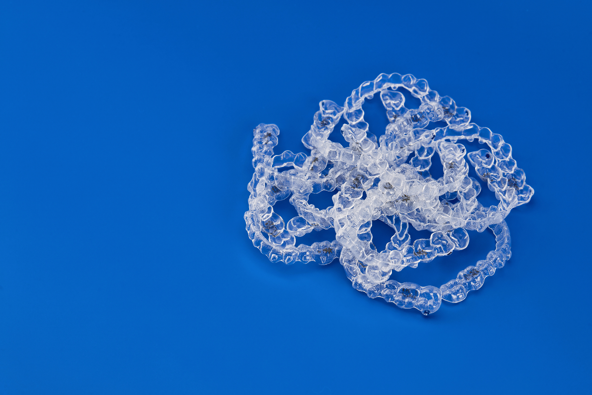 Nevidni zobni aparat Invisalign za lep nasmeh